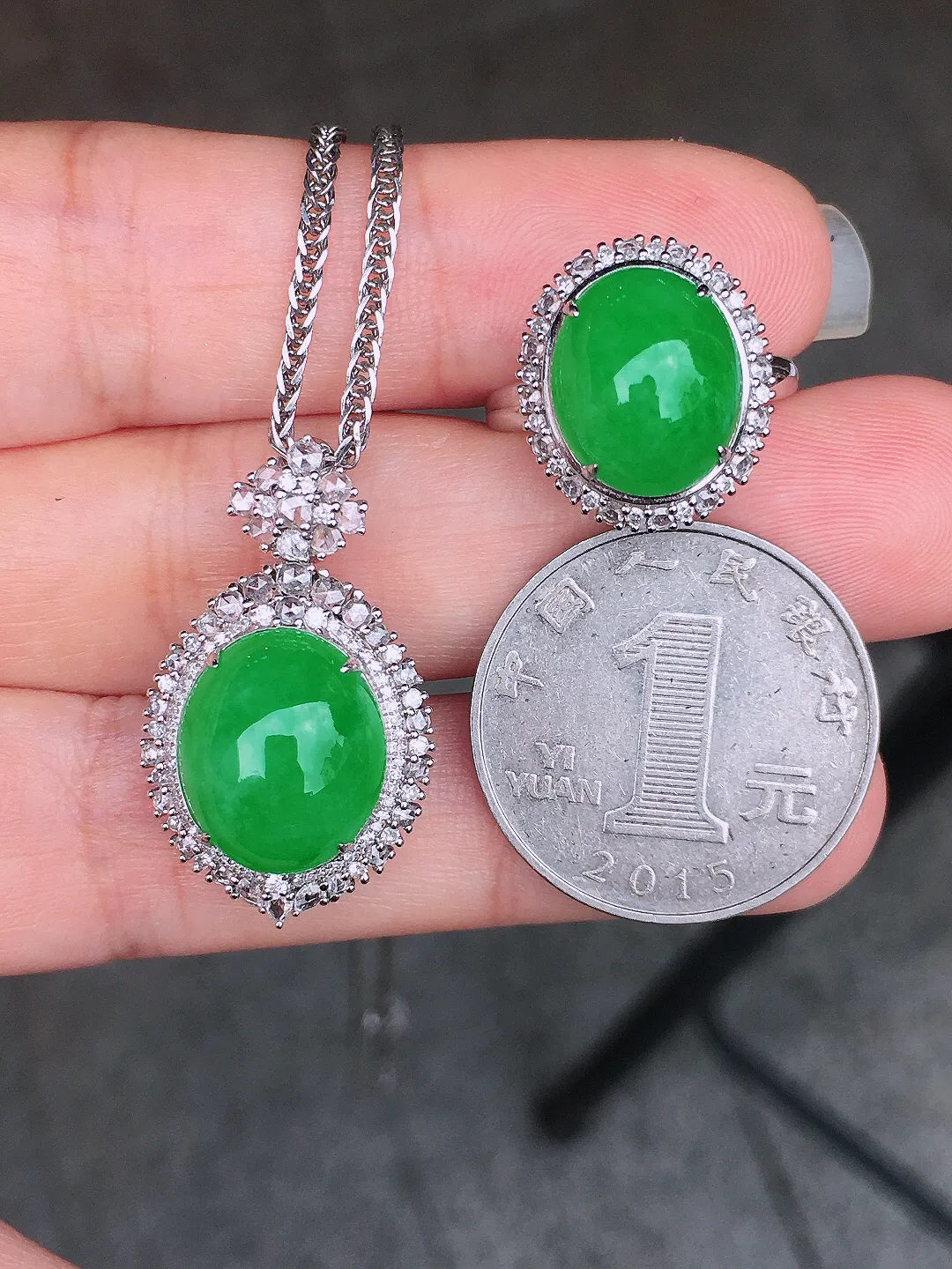 阳绿蛋面套装（吊坠+戒指），色泽均匀艳丽，玉质细腻，荧光感超
强，饱满圆润，尽显优雅气质，18k
金豪华镶嵌