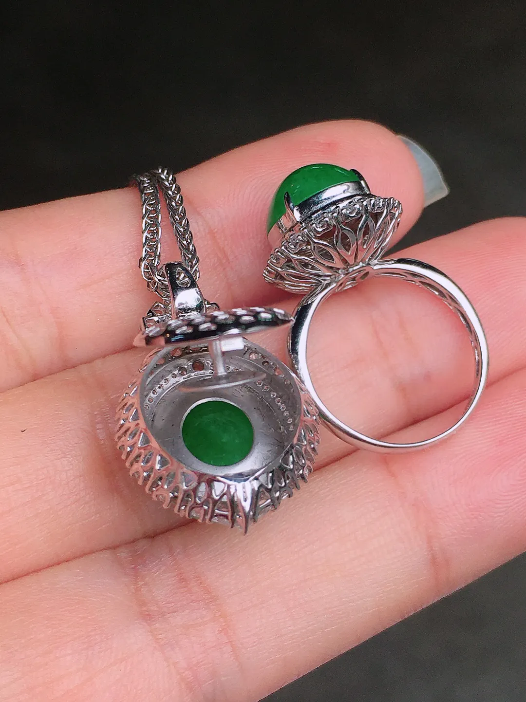 阳绿蛋面套装（吊坠+戒指），色泽均匀艳丽，玉质细腻，荧光感超
强，饱满圆润，尽显优雅气质，18k
金豪华镶嵌