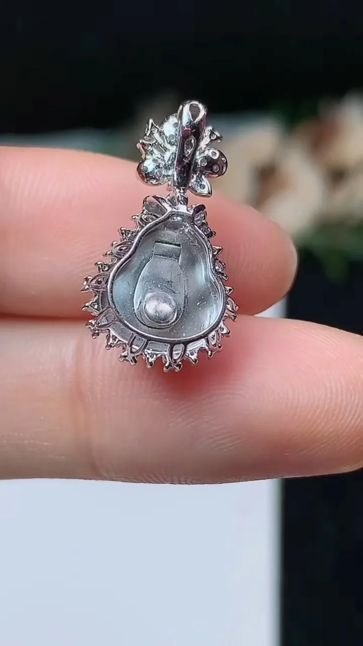 天然A货翡翠葫芦吊坠，尺寸21-11.7-8.6，裸石9.8-8.5，重量:2.10g
11月1日