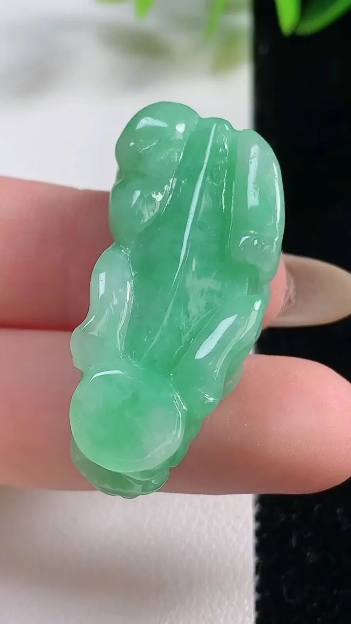 天然A货翡翠貔貅吊坠，尺寸35.8-16.2-10.6，重:15.46g
11月1日