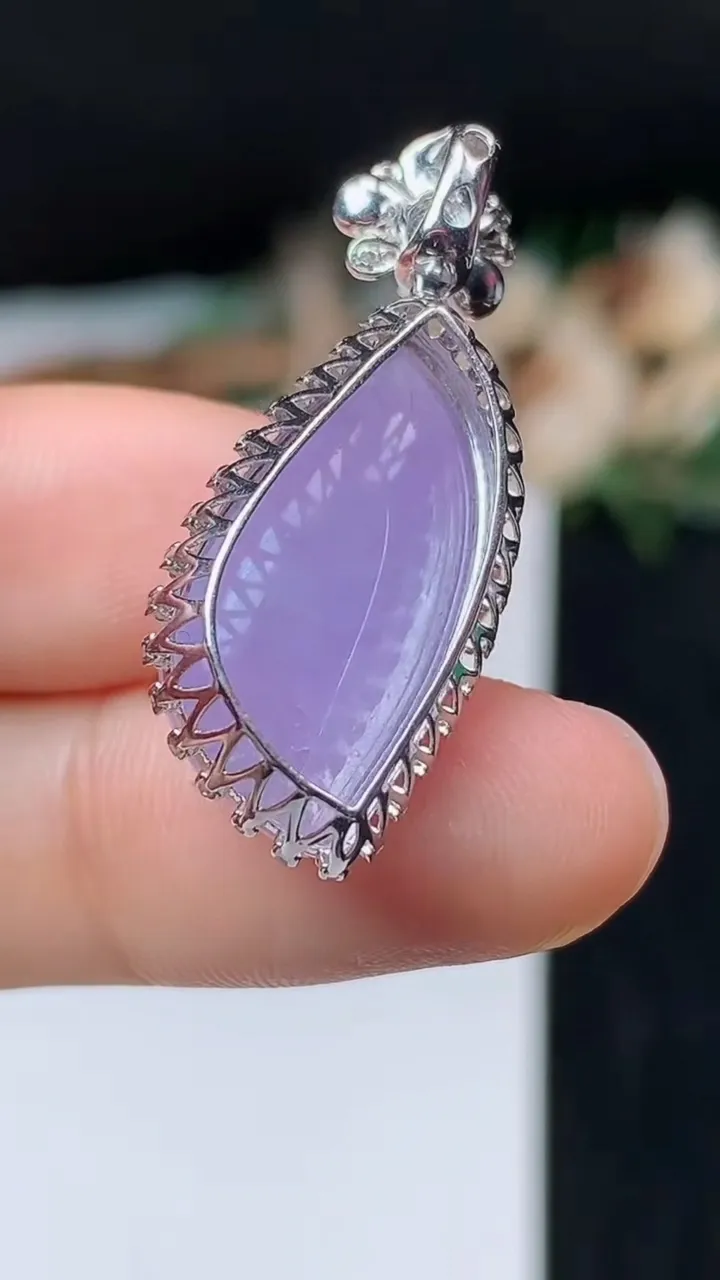 天然A货翡翠紫罗兰随形吊坠，尺寸32.8-13.4-11，裸石21.8-10.8，重量:4.01g
11月1日