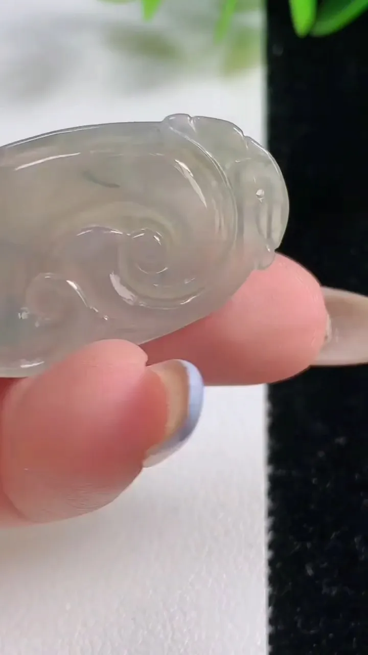 天然A货翡翠冰种飘花如意吊坠，尺寸34.6-20.5-3.1，重:4.40g
11月1日