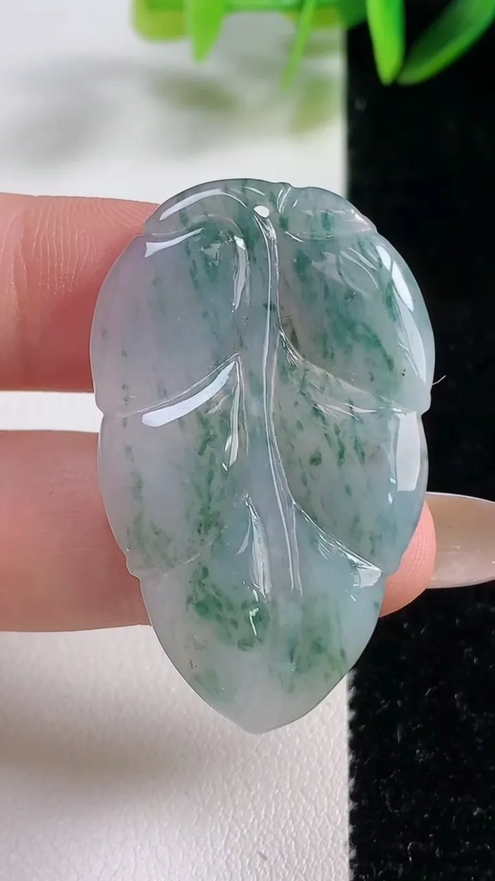 天然A货翡翠冰种飘花金枝玉叶 叶子吊坠，尺寸41.2-25.8-2.7，重:6.26g
11月1日