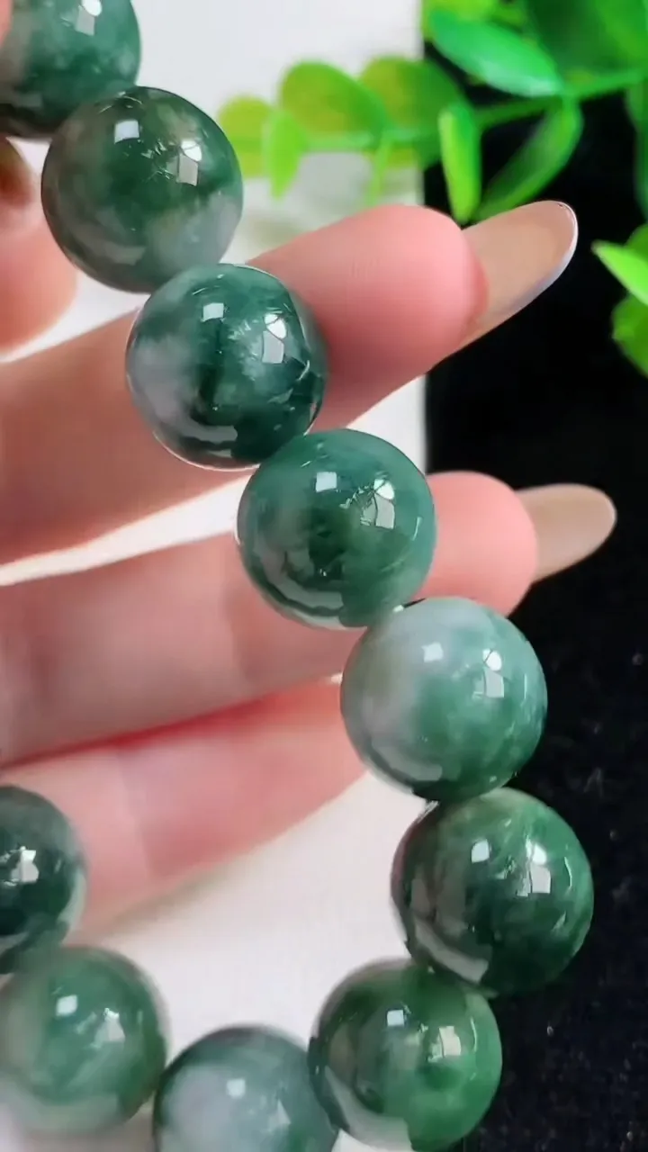 天然A货翡翠圆珠手串，尺寸14-15颗，重:70.94g11月1日
工厂直销收藏佳品,种好水足，色泽均匀，有种有色，上手高大气！