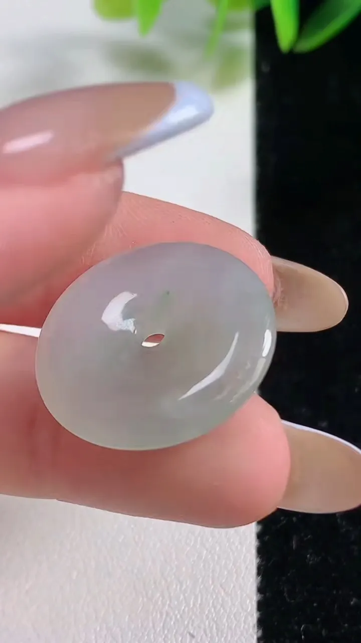 天然A货翡翠平安扣吊坠，尺寸23-4.3，重:4.57g
11月1日