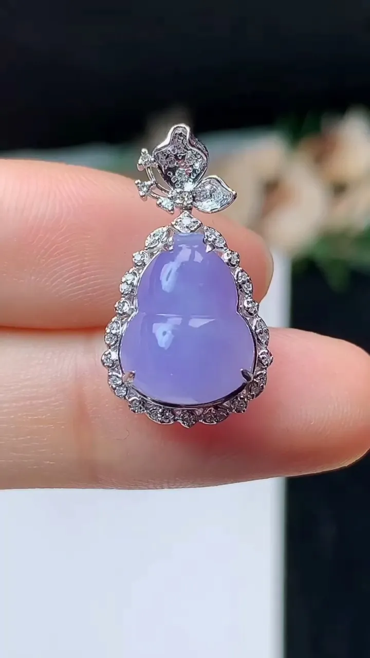 天然A货翡翠k金紫罗兰葫芦吊坠，尺寸22.9-13-9.2，裸石12.5-9.9
11月1日