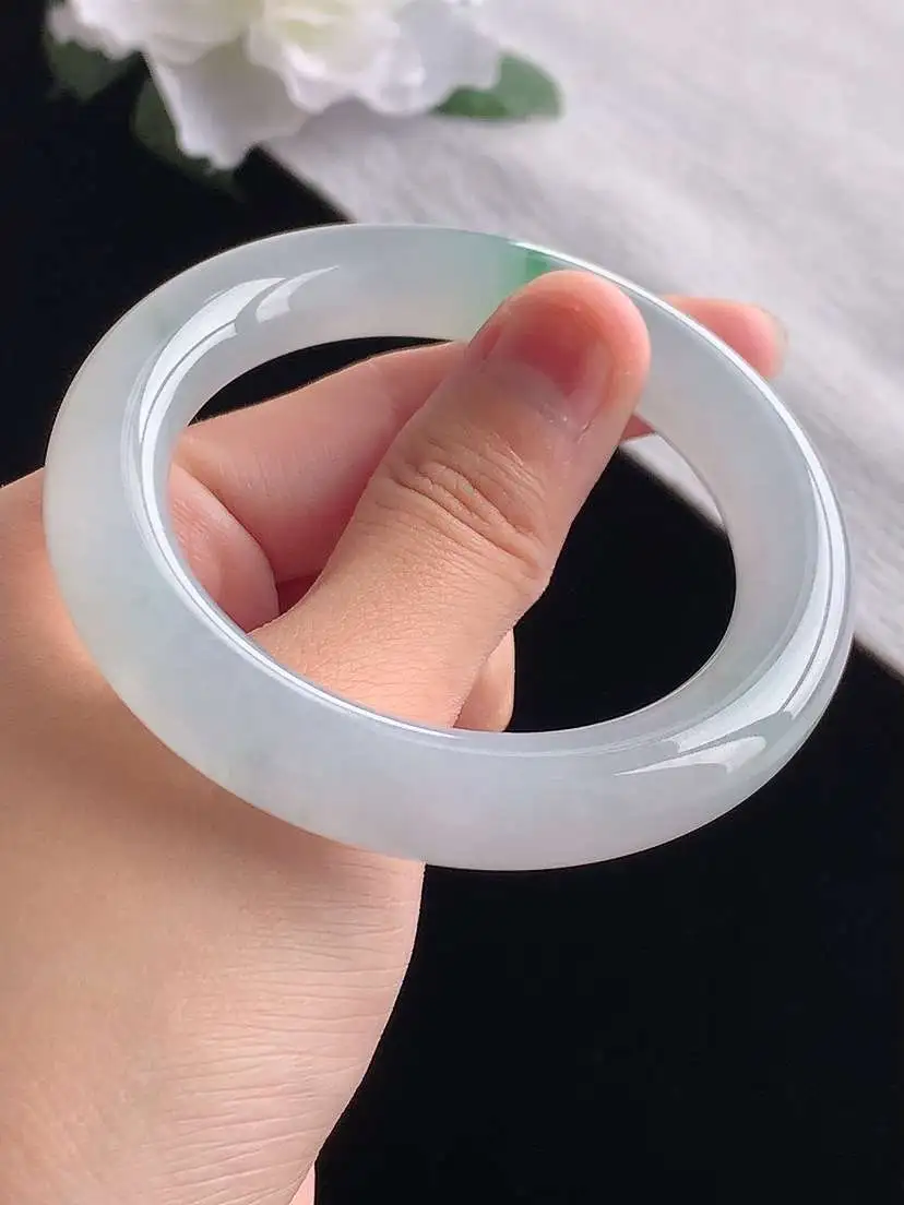 a货翡翠老坑冰种飘绿圆条手镯52-53小圈口 尺寸52×10.8mm 重量61.40g 1031