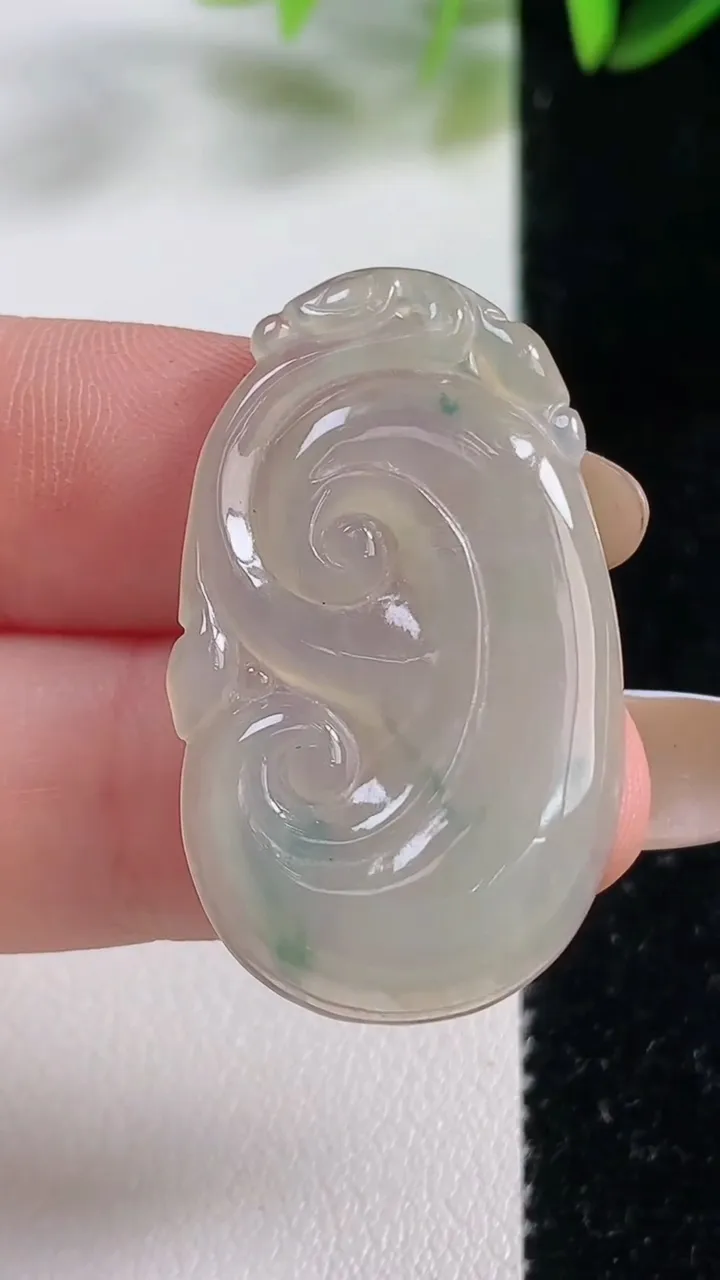 天然A货翡翠冰种飘花如意吊坠，尺寸34.6-20.5-3.1，重:4.40g
11月1日