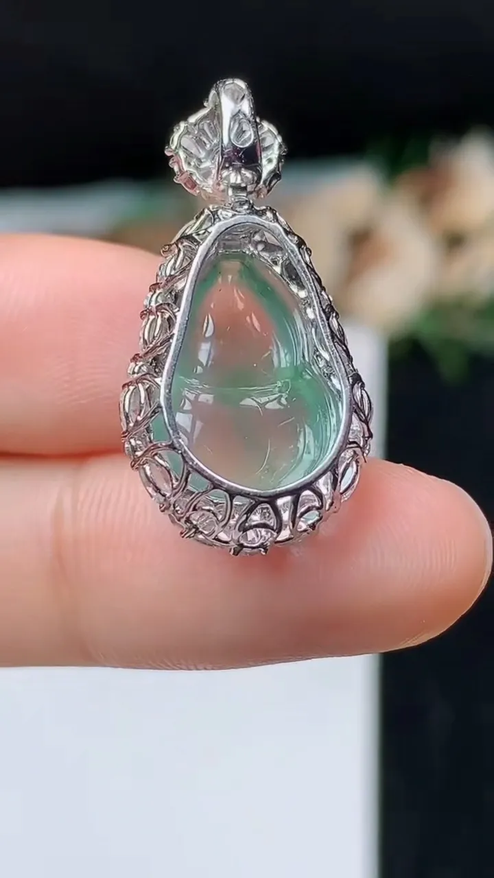 天然A货翡翠葫芦吊坠，尺寸27.5-14.4-10，裸石14.9-10.7，重量:3.42g
11月1日