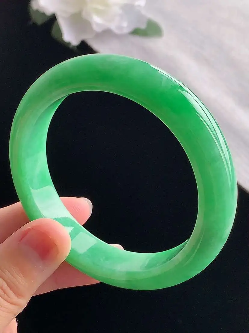 a货翡翠老坑冰种满绿正装正圈手镯56-57圈口  尺寸56.8×12.5×8.8mm 重量64.56