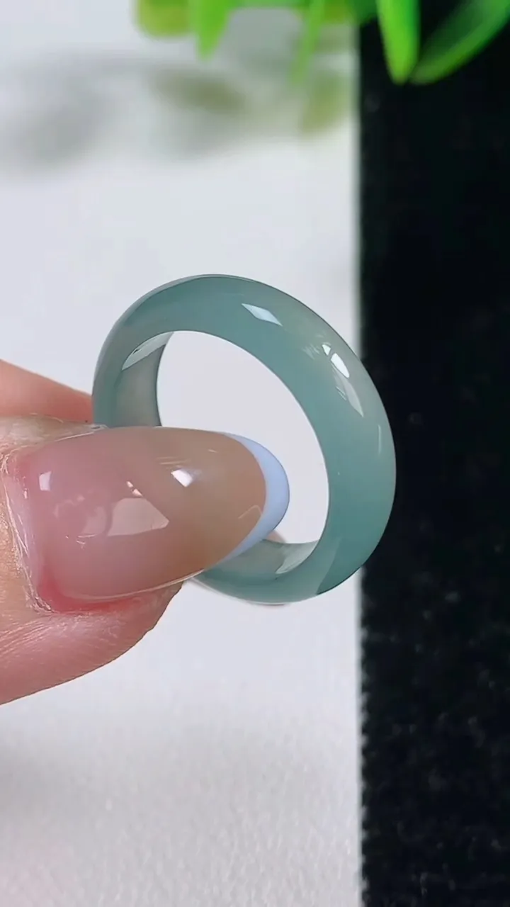 天然A货翡翠指环戒指，尺寸17.1-5.8-2.7，重:2.59g2025年11月1日
工厂直销收藏佳品,种好水足，色泽均匀，有种有色，上手高大气！