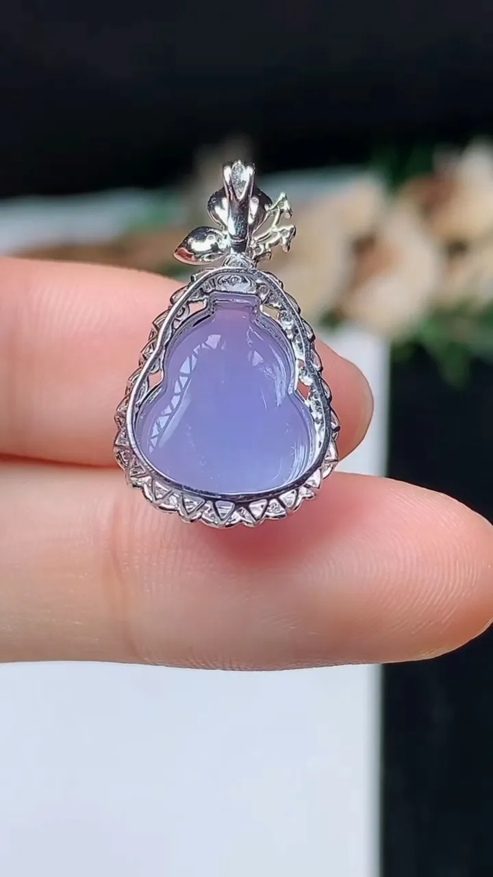 天然A货翡翠k金紫罗兰葫芦吊坠，尺寸23.5-13.8-10.5，裸石13.6-10.8，重量:2.63g
11月1日