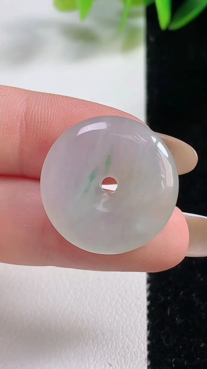 天然A货翡翠平安扣吊坠，尺寸23-4.3，重:4.57g
11月1日