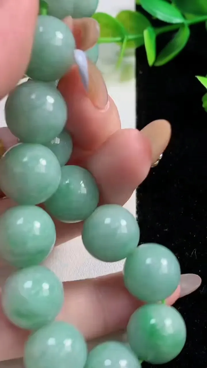 天然A货翡翠圆珠手串，尺寸13.2-16颗，重:64.36g11月1日
工厂直销收藏佳品,种好水足，色泽均匀，有种有色，上手高大气！
