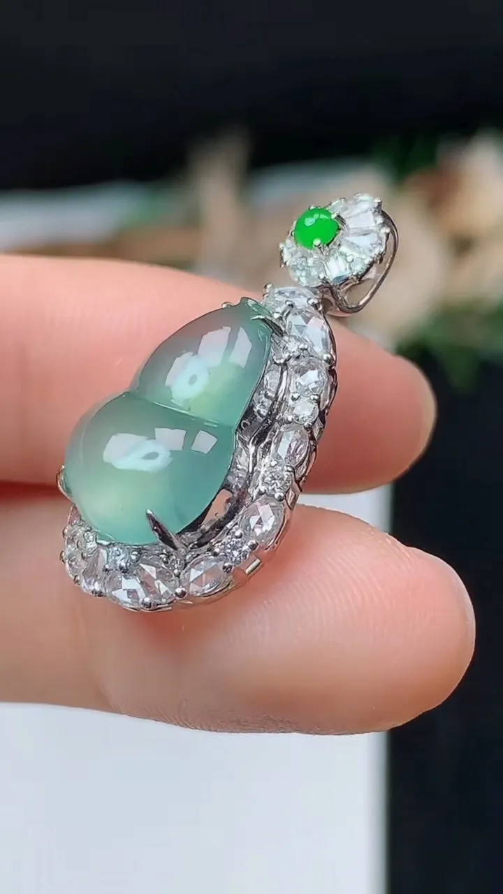 天然A货翡翠葫芦吊坠，尺寸27.5-14.4-10，裸石14.9-10.7，重量:3.42g
11月1日