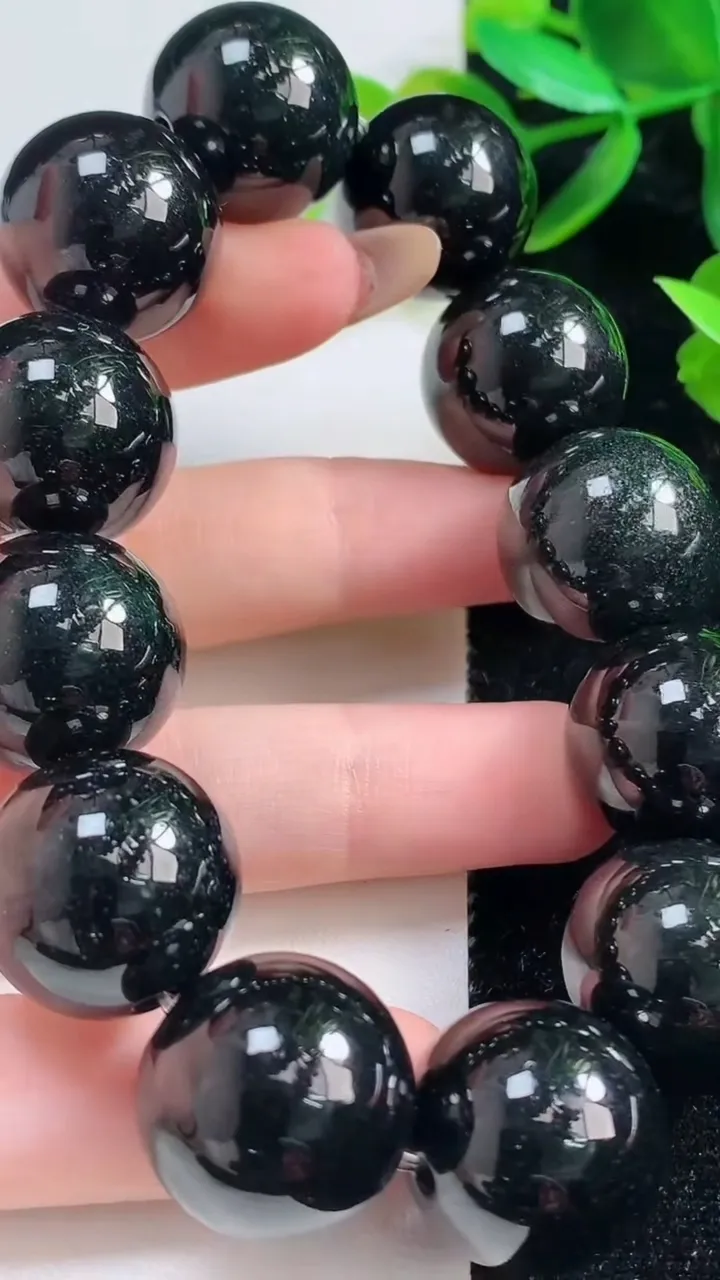 天然A货翡翠墨翠圆珠手串12颗，尺寸18，重:122.89g11月1日
工厂直销收藏佳品,种好水足，色泽均匀，有种有色，上手高大气！