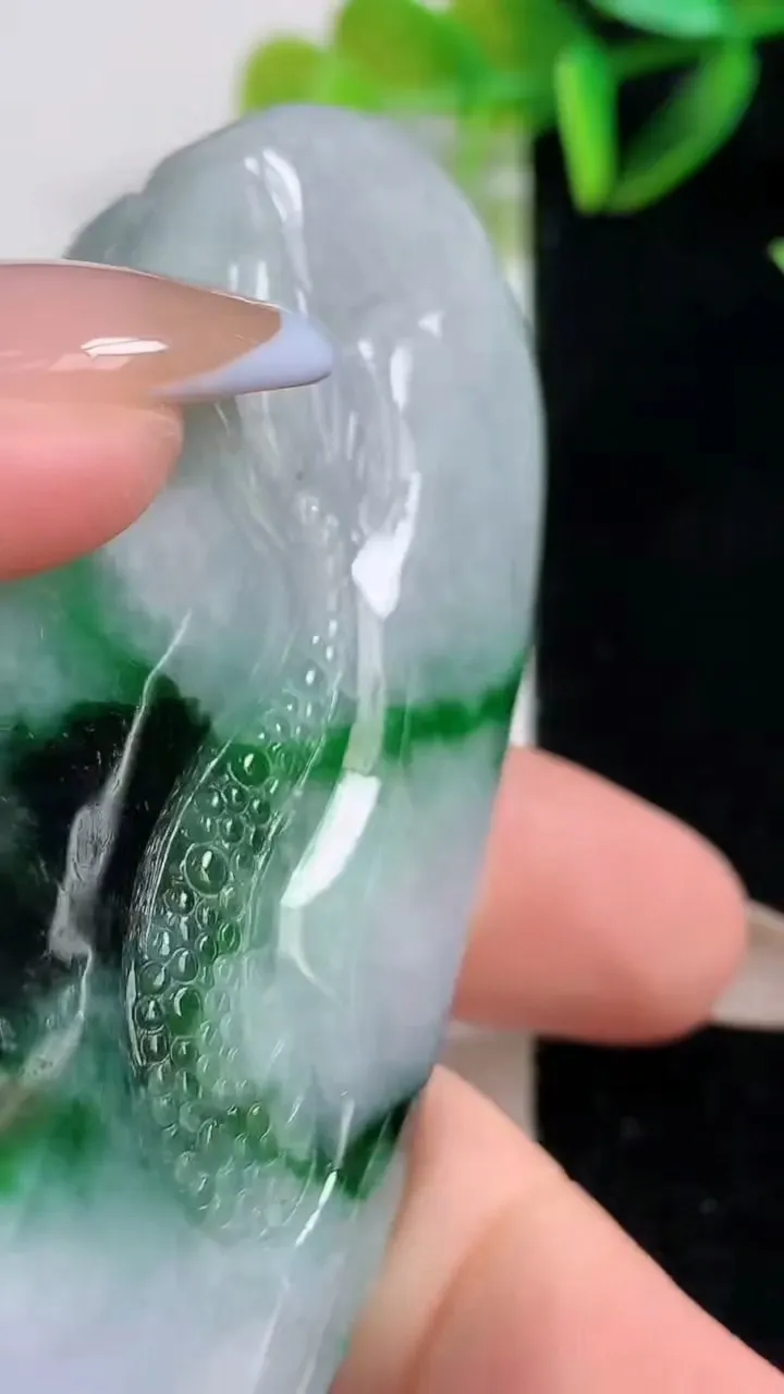 天然A货翡翠龙牌吊坠，尺寸75-44-13，重:73.34g
11月1日