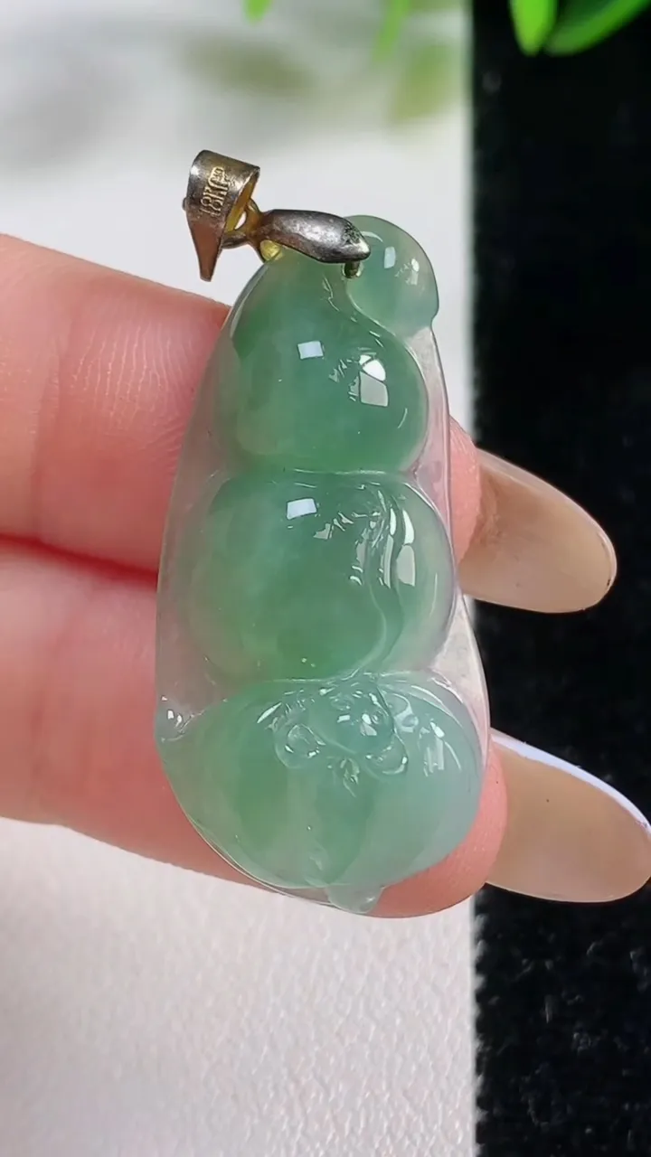 天然A货翡翠福豆吊坠，尺寸35.2-17.2-7.2，重:5.18g
11月1日