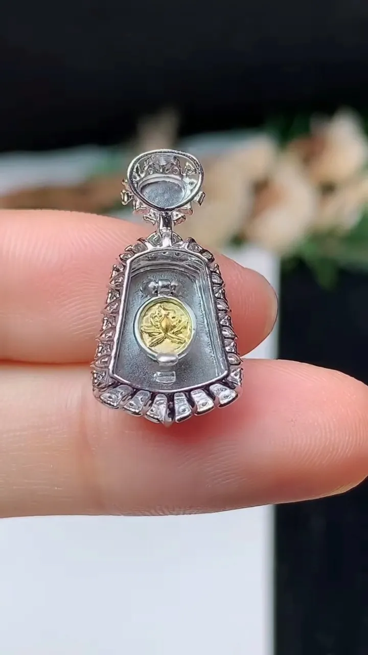 天然A货翡翠无事牌吊坠，尺寸22.8-12.3-7，裸石11.7-9.3，重量:2.38g
11月1日