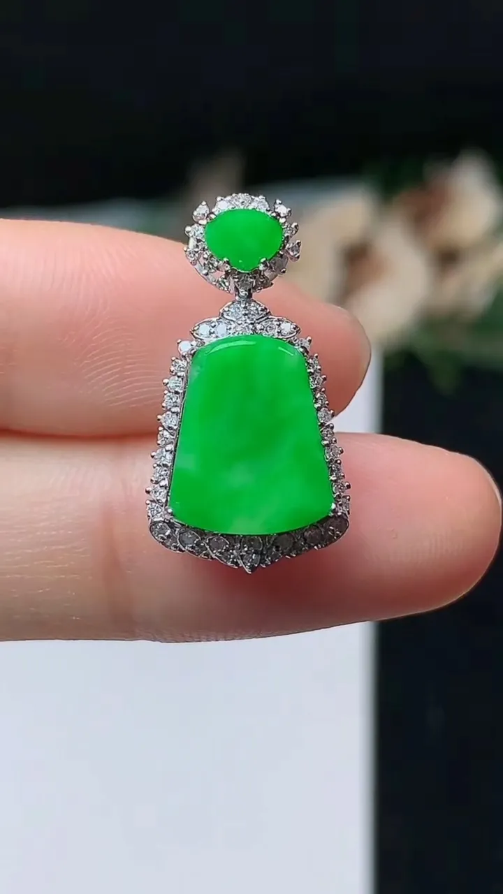 天然A货翡翠无事牌吊坠，尺寸22.8-12.3-7，裸石11.7-9.3，重量:2.38g
11月1