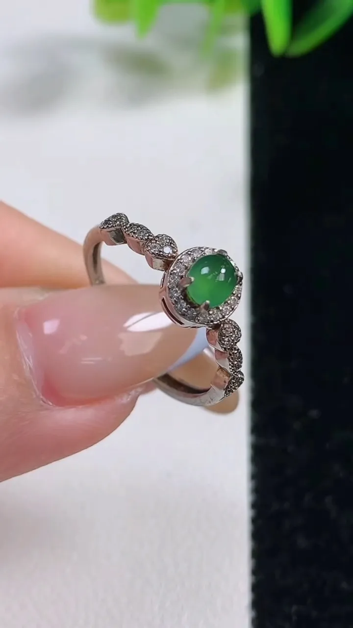 天然A货翡翠蛋面戒指，可调节，尺寸17.2-7.3-5.8，重:1.74g2025年11月1日
工厂直销收藏佳品,种好水足，色泽均匀，有种有色，上手高大气！