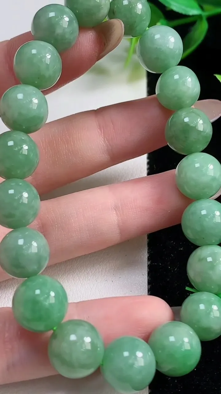 天然A货翡翠圆珠手串19颗，尺寸10.5，重:39.93g11月1日
工厂直销收藏佳品,种好水足，色泽均匀，有种有色，上手高大气！