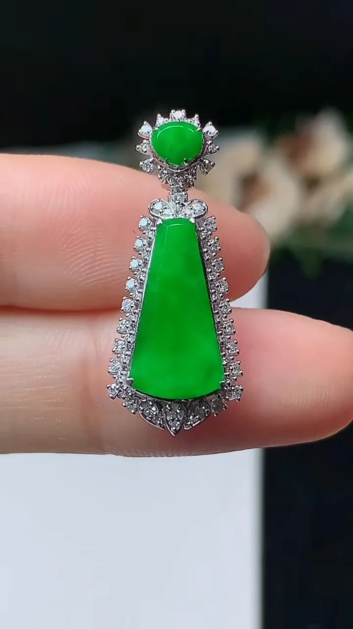 天然A货翡翠无事牌吊坠，尺寸27-11.3-8.2，裸石14.6-7，重量:2.67g
11月1日