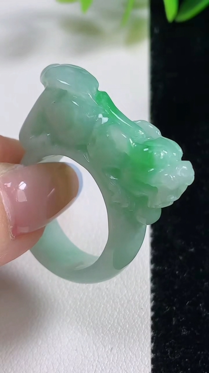 天然A货翡翠貔貅扳指 戒指，尺寸20-9.5-10，重:14.51g2025年11月1日
工厂直销收藏佳品,种好水足，色泽均匀，有种有色，上手高大气！
