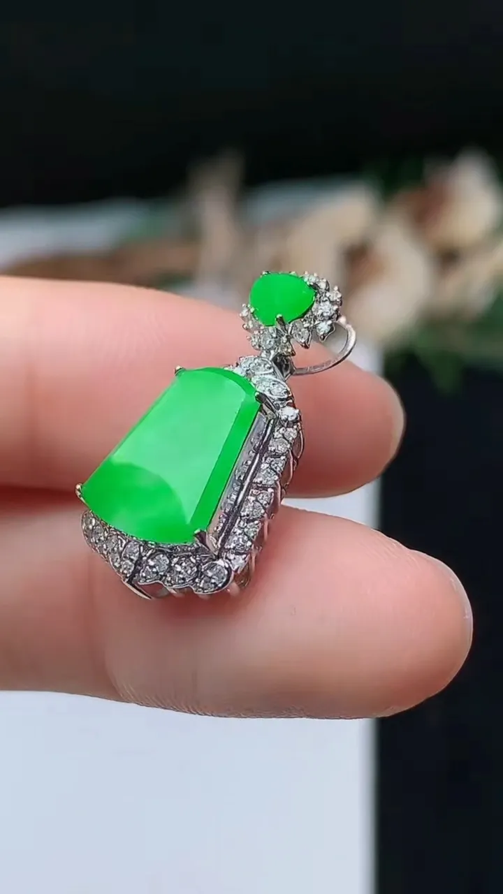 天然A货翡翠无事牌吊坠，尺寸22.8-12.3-7，裸石11.7-9.3，重量:2.38g
11月1日