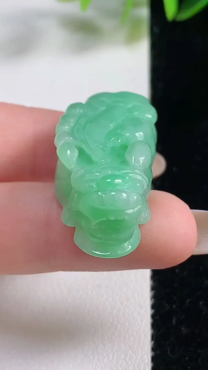 天然A货翡翠貔貅吊坠，尺寸35.8-16.2-10.6，重:15.46g
11月1日