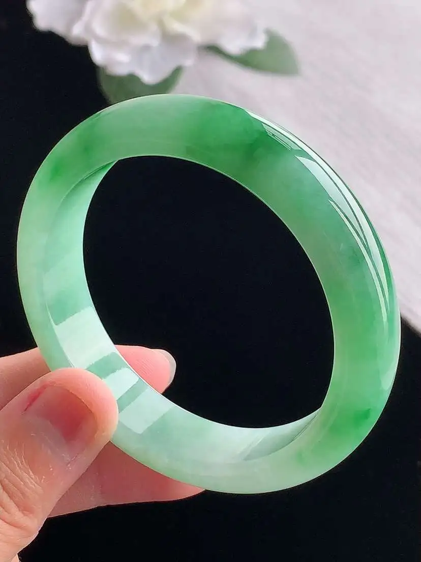 a货翡翠老坑冰种飘绿正装正圈手镯53-54圈口  尺寸53.8×13×7.6mm 重量55.88g 