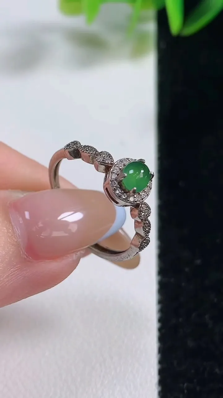 天然A货翡翠蛋面戒指，可调节，尺寸17.2-7.3-5.8，重:1.74g2025年11月1日
工厂直销收藏佳品,种好水足，色泽均匀，有种有色，上手高大气！