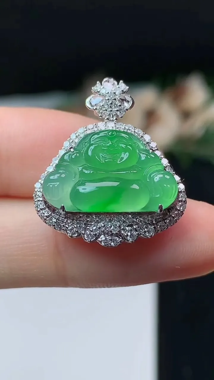 天然A货翡翠佛公吊坠，尺寸24.4-20.9-9.6，裸石11.2-17.8，重量:5.19g
11