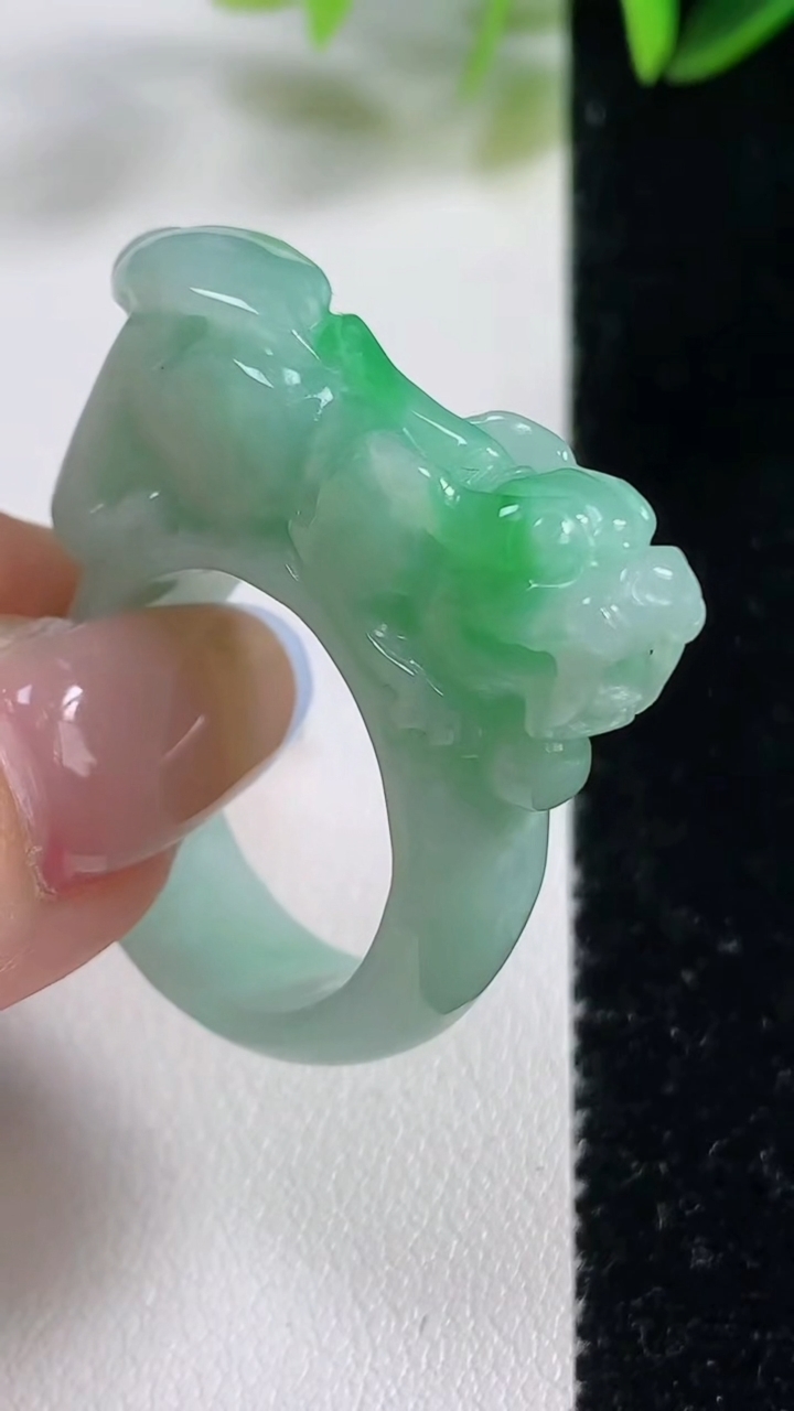 天然A货翡翠貔貅扳指 戒指，尺寸20-9.5-10，重:14.51g2025年11月1日
工厂直销收藏佳品,种好水足，色泽均匀，有种有色，上手高大气！