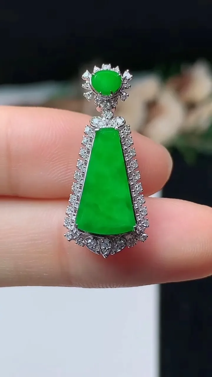 天然A货翡翠无事牌吊坠，尺寸27-11.8-8.4，裸石14.5-7.7，重量:2.82g
11月1