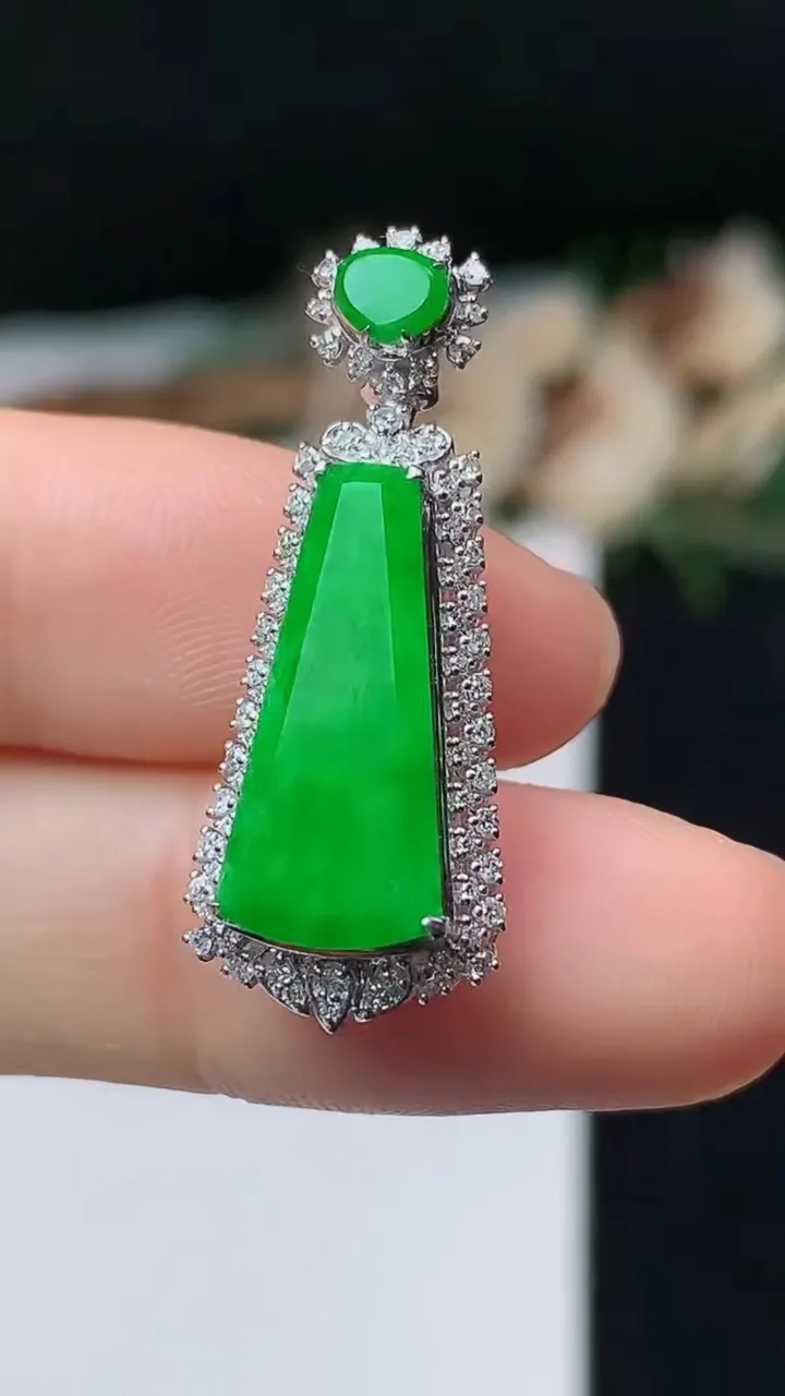 天然A货翡翠无事牌吊坠，尺寸30.2-12-8.3，裸石17.6-8，重量:3.17g
11月1日