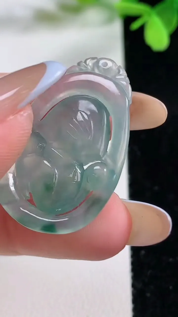 天然A货翡翠冰种飘花生肖猴吊坠，尺寸33.2-21.7-4.6，重:5.64g
11月1日