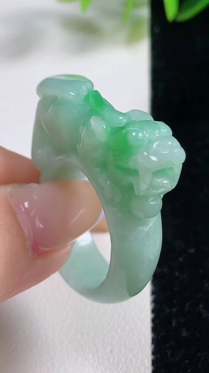天然A货翡翠貔貅扳指 戒指，尺寸20-9.5-10，重:14.51g2025年11月1日
工厂直销收藏佳品,种好水足，色泽均匀，有种有色，上手高大气！