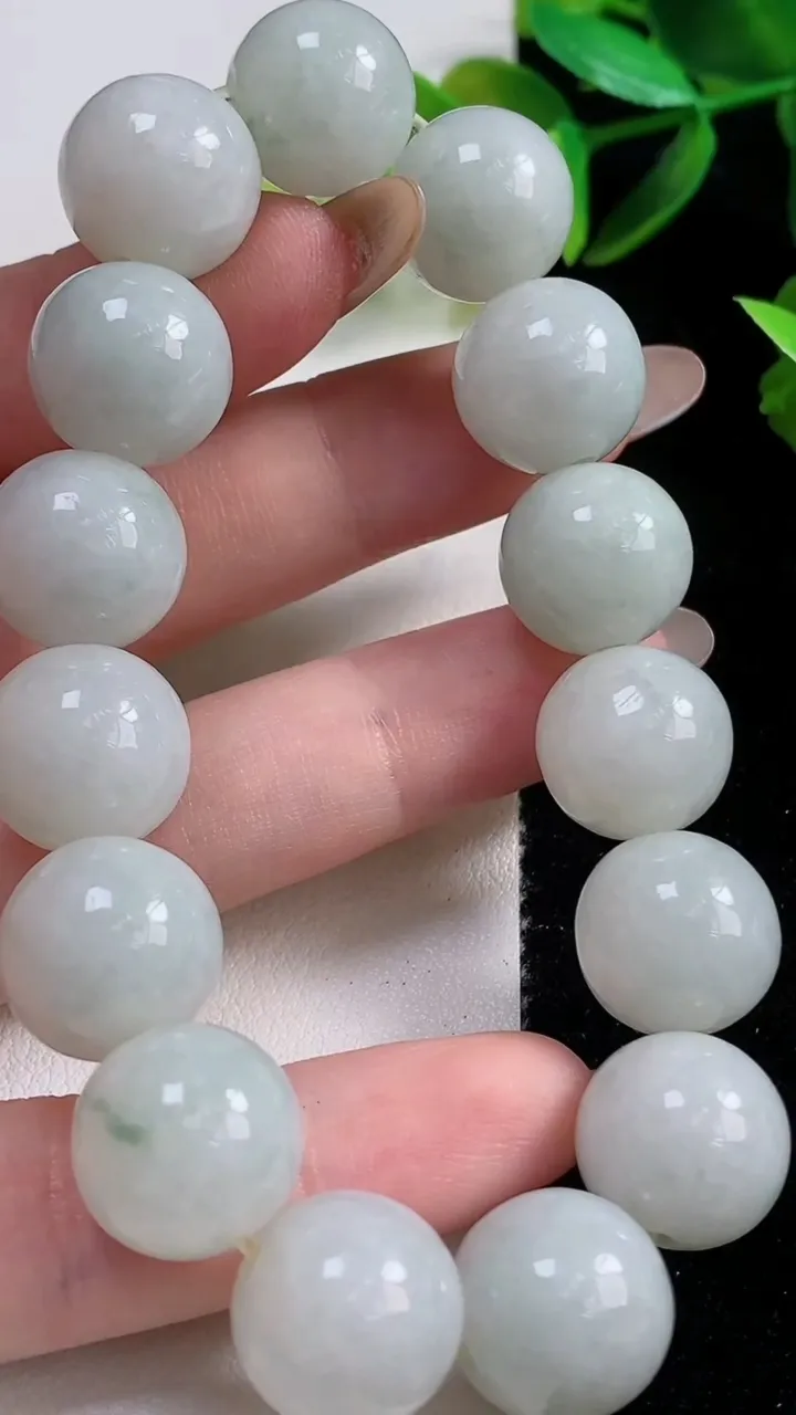 天然A货翡翠飘花圆珠手串15颗，尺寸13.5，重:64.31g11月1日
工厂直销收藏佳品,种好水足，色泽均匀，有种有色，上手高大气！