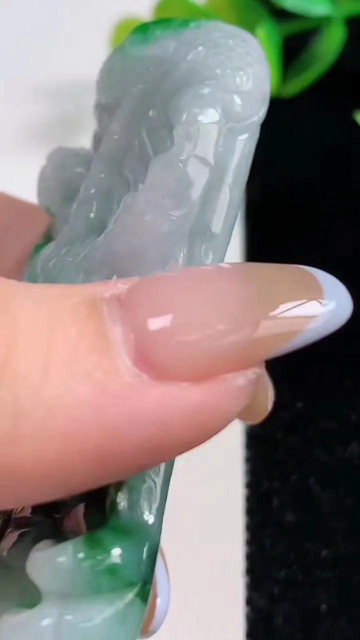 天然A货翡翠龙牌吊坠，尺寸75-44-13，重:73.34g
11月1日