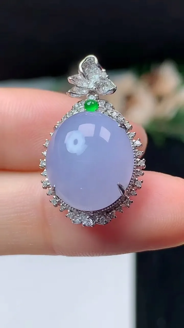 天然A货翡翠k金紫罗兰蛋面吊坠，尺寸25.8-15.9-11.8，裸石14.5-12.7，重量:4.32g
11月1日