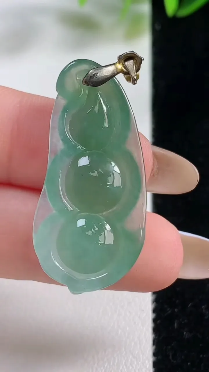 天然A货翡翠福豆吊坠，尺寸35.2-17.2-7.2，重:5.18g
11月1日