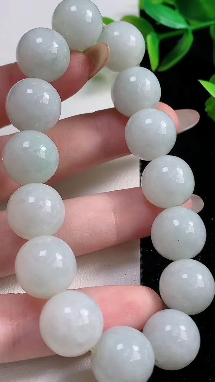天然A货翡翠飘花圆珠手串15颗，尺寸13.5，重:64.31g11月1日
工厂直销收藏佳品,种好水足，色泽均匀，有种有色，上手高大气！