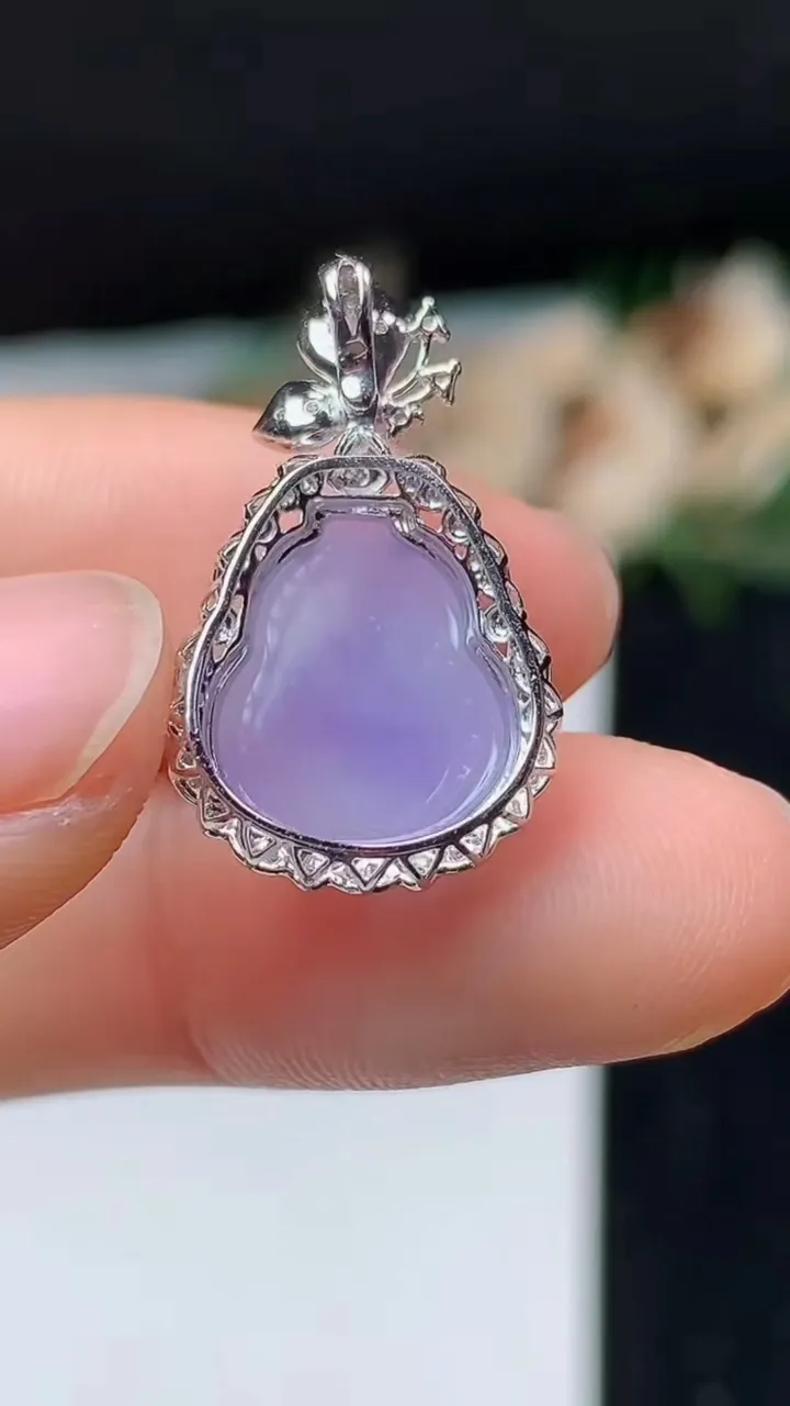 天然A货翡翠k金紫罗兰葫芦吊坠，尺寸22.9-13.7-10，裸石12.4-10.7，重量:2.28g
11月1日