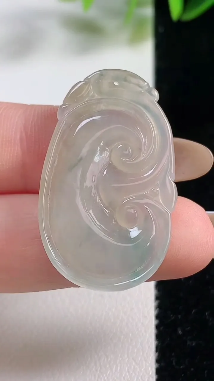 天然A货翡翠冰种飘花如意吊坠，尺寸34.6-20.5-3.1，重:4.40g
11月1日