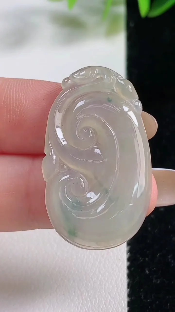 天然A货翡翠冰种飘花如意吊坠，尺寸34.6-20.5-3.1，重:4.40g
11月1日