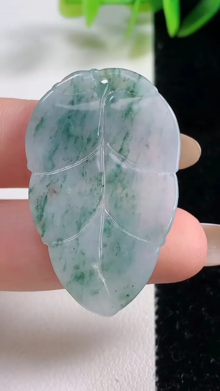 天然A货翡翠冰种飘花金枝玉叶 叶子吊坠，尺寸41.2-25.8-2.7，重:6.26g
11月1日