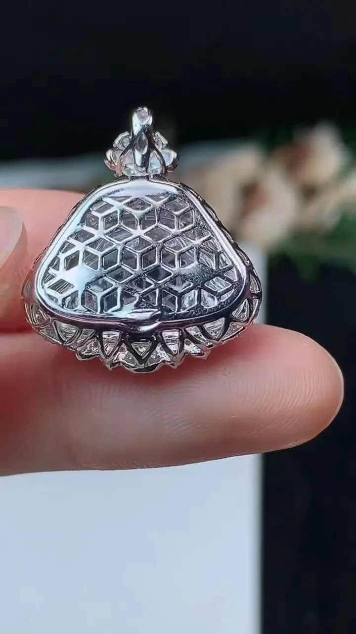 天然A货翡翠佛公吊坠，尺寸24.4-20.9-9.6，裸石11.2-17.8，重量:5.19g
11月1日