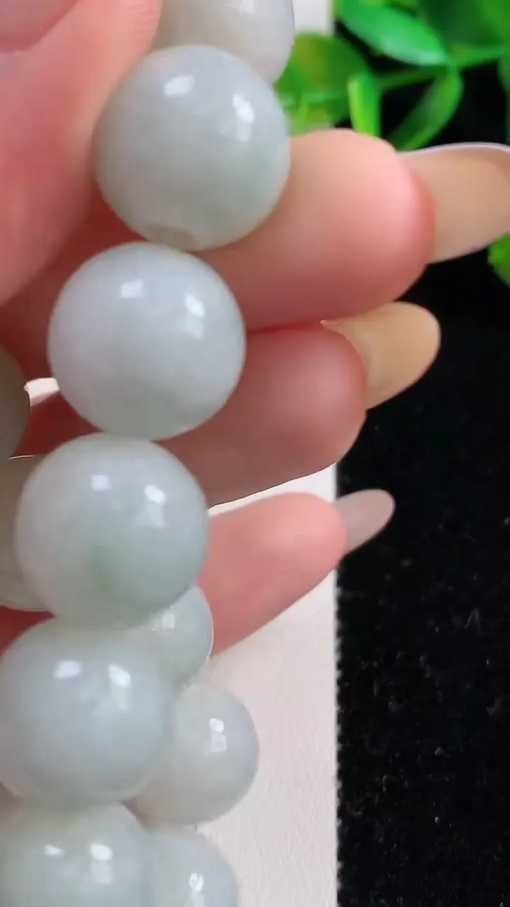 天然A货翡翠飘花圆珠手串15颗，尺寸13.5，重:64.31g11月1日
工厂直销收藏佳品,种好水足，色泽均匀，有种有色，上手高大气！