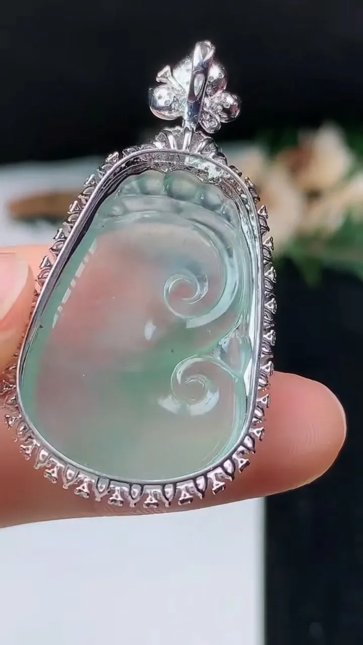 天然A货翡翠如意吊坠，尺寸44.5-23.9-9.4，裸石30.3-20.3，重量:7.51g
11月1日